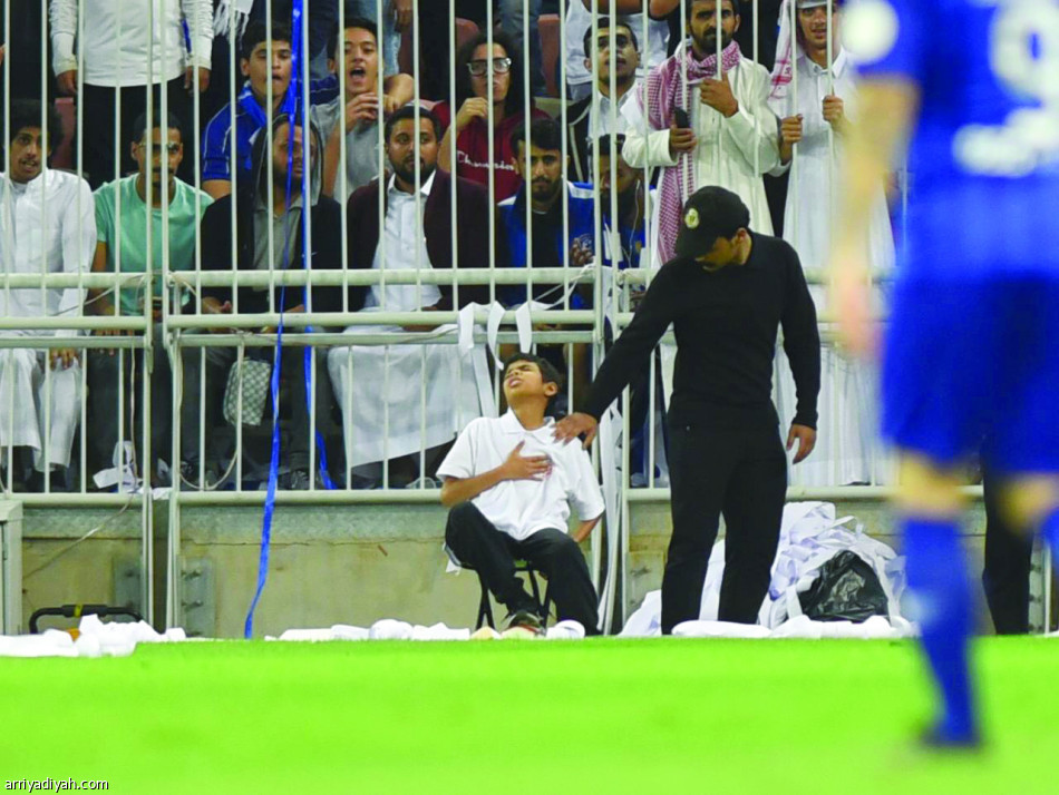 جوميز  يرعب  أحد الأطفال الذين يجمعون الكرات