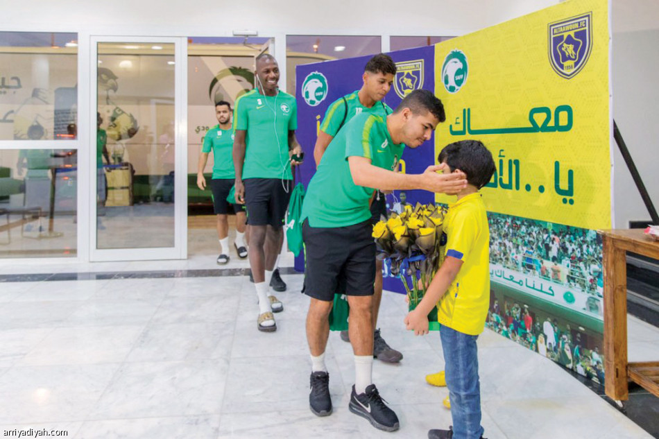 استقبال لاعبي المنتخب السعودي بالورود
