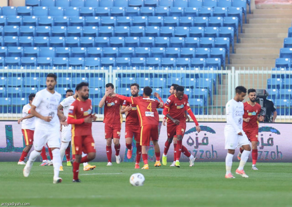 ضمك يهزم الأهلي.. ويرسل النصر إلى الأخير