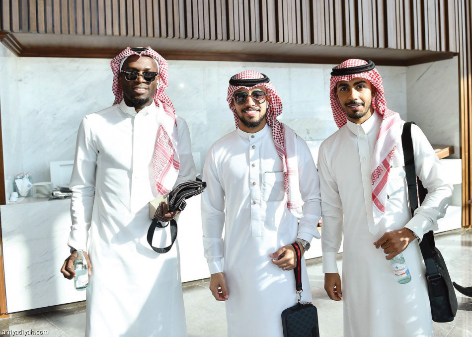 الصقور
بالثوب والشماغ