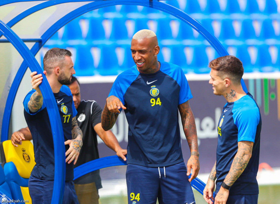 رونالدو وتاليسكا ولابورت
يرفعون معنويات كاسترو