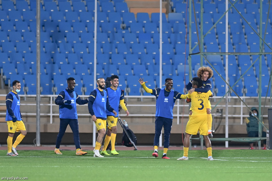 التعاون يمزق الشباب.. ويقفز إلى الرابع