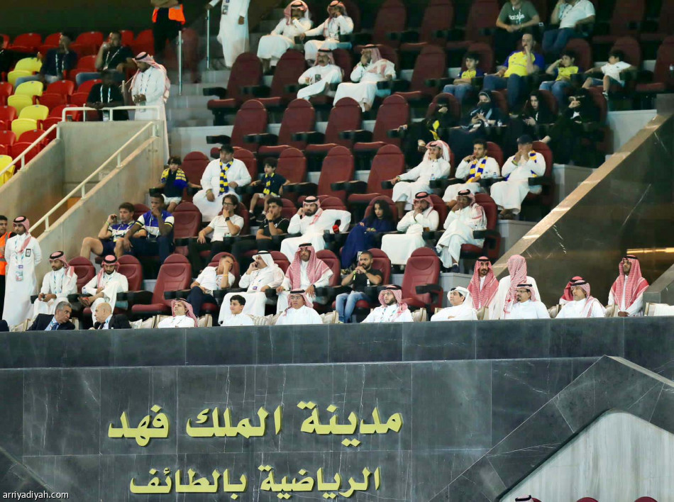 النصر يحتفل
بالرباعية الثالثة