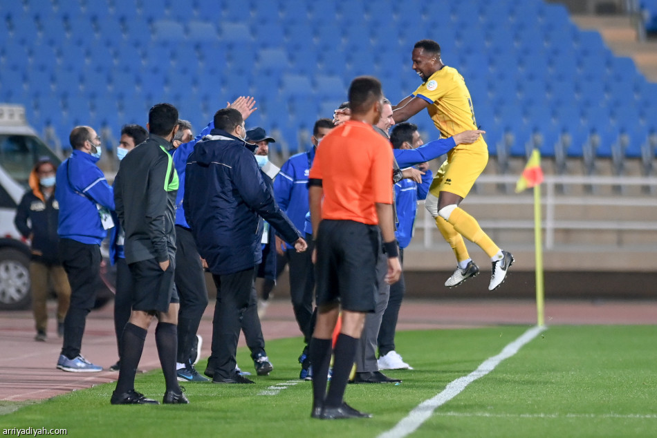 التعاون يمزق الشباب.. ويقفز إلى الرابع
