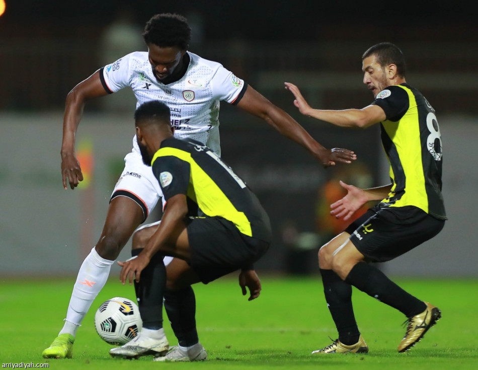 الشباب والاتحاد يعطلان بعضهما بالتعادل