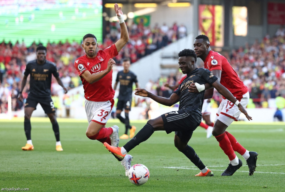 أرسنال يتعثر.. ويهدي السيتي لقب الدوري