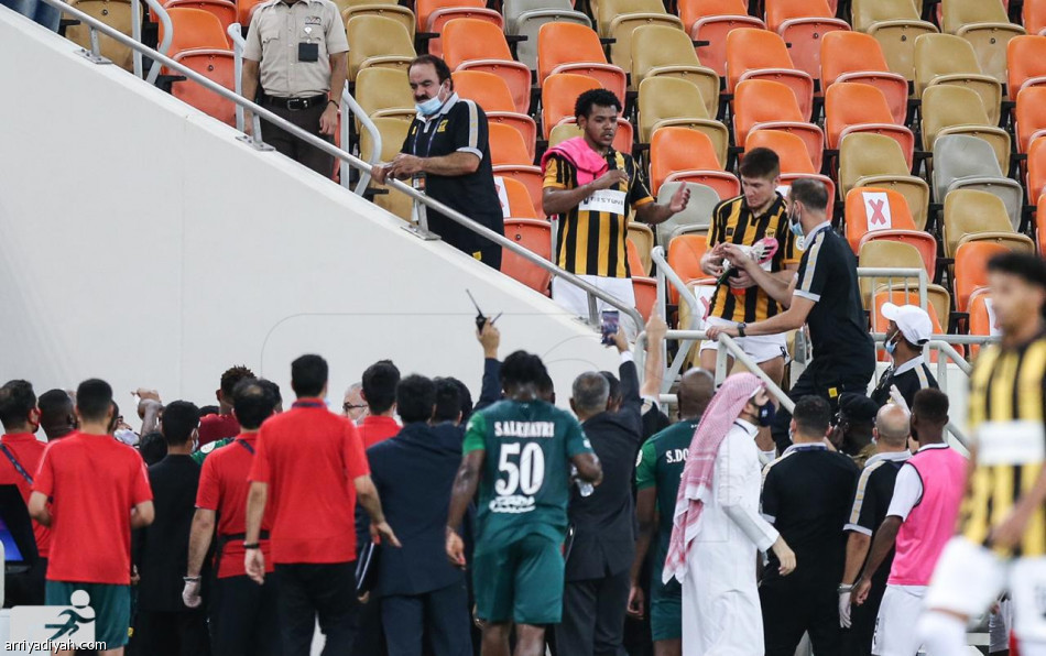 اشتباكات بين لاعبي الاتحاد والاتفاق