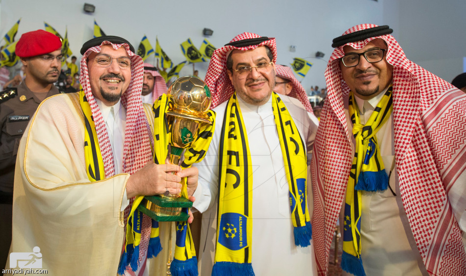 أمير القصيم يشارك التعاونيين فرحة الكأس