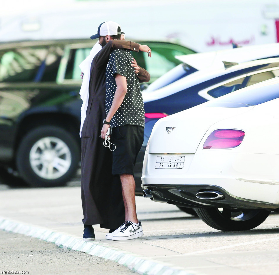 المشجع الأهلاوي يسير نحو عسيري قبل أن يحتضنه