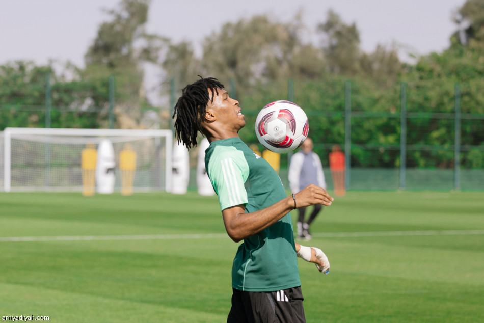 تمزق الكاحل
يصعّب استمرار أيمن