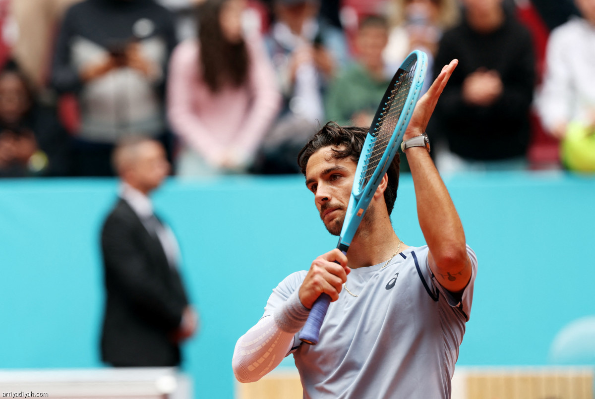 الإيطالي يعبر