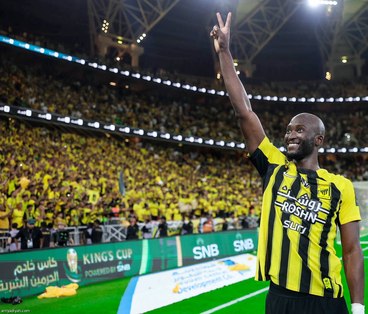 احتفال عاصف