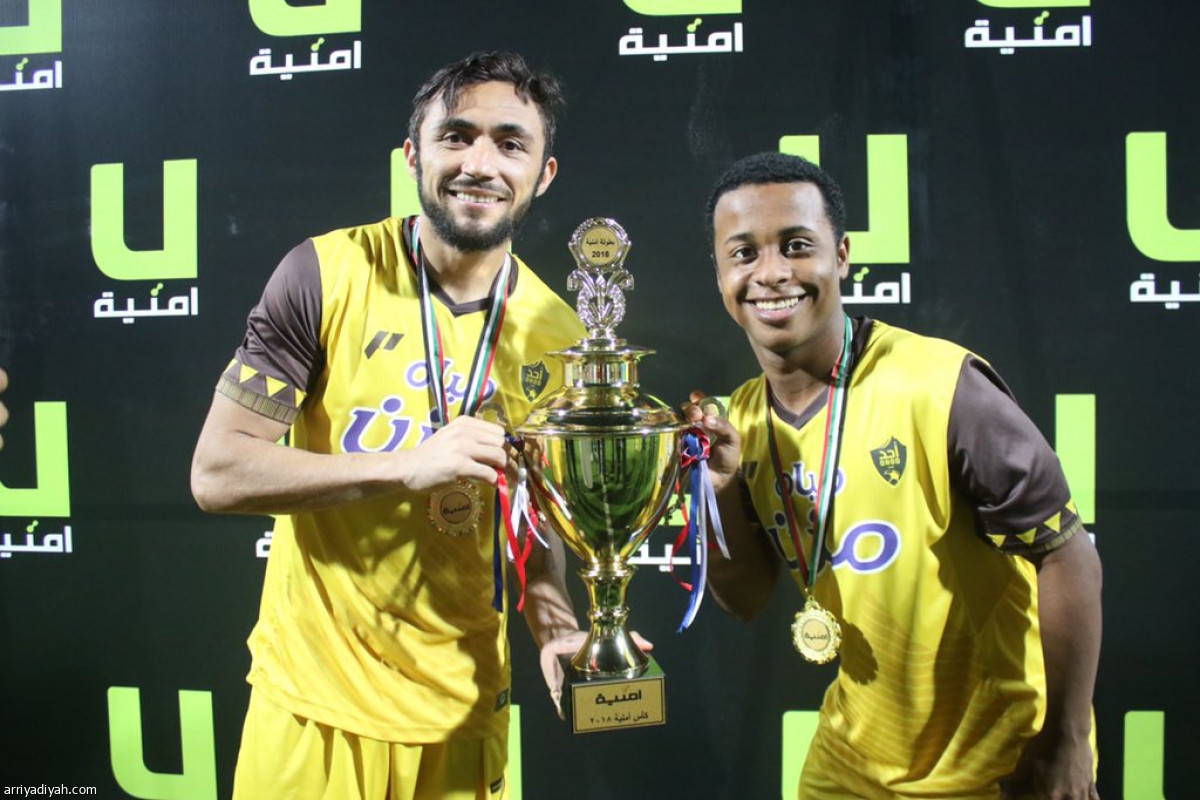 أحد يتوشح الذهب