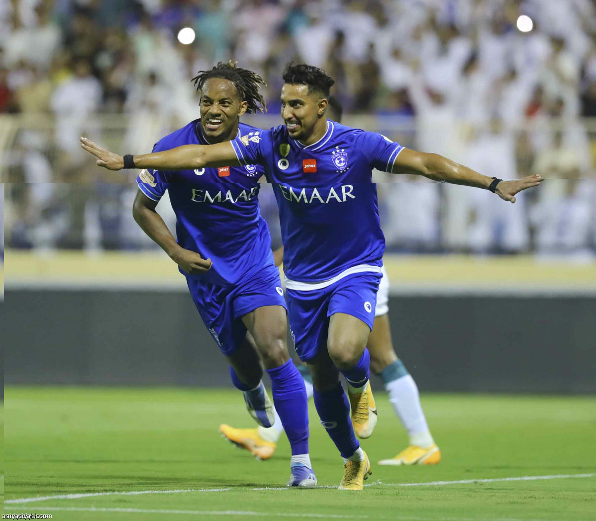 الهلال يقترب من الذهب