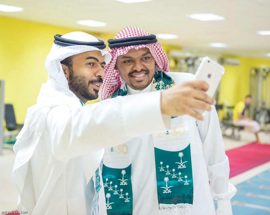 أجانب التعاون
يحتفلون