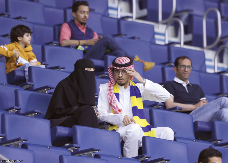 أعداد قليلة من جماهير النصر تدعم وتشجع