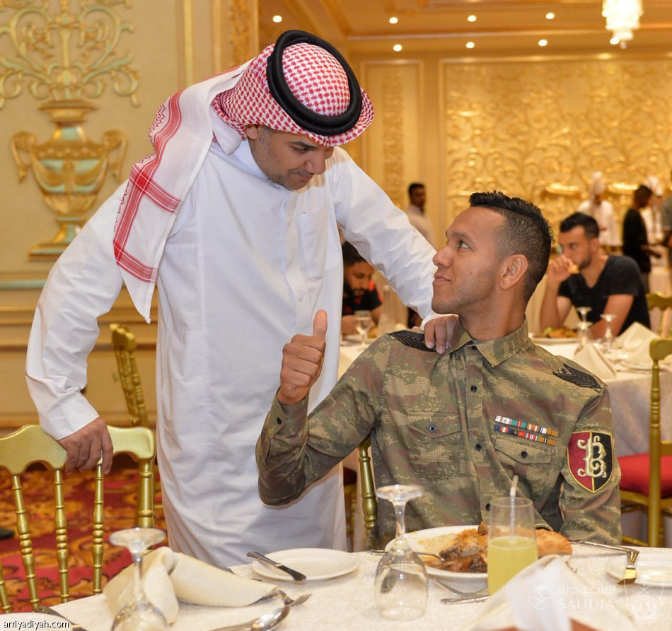 النفيعي يُنسي الأهلاويين السداسية بـ «مأدبة عشاء»