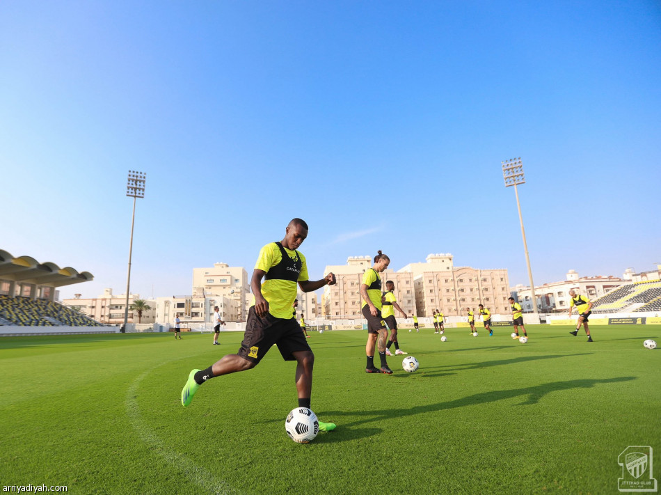 الاتحاد يتحضر للكلاسيكو بـ«الجمل الفنية»